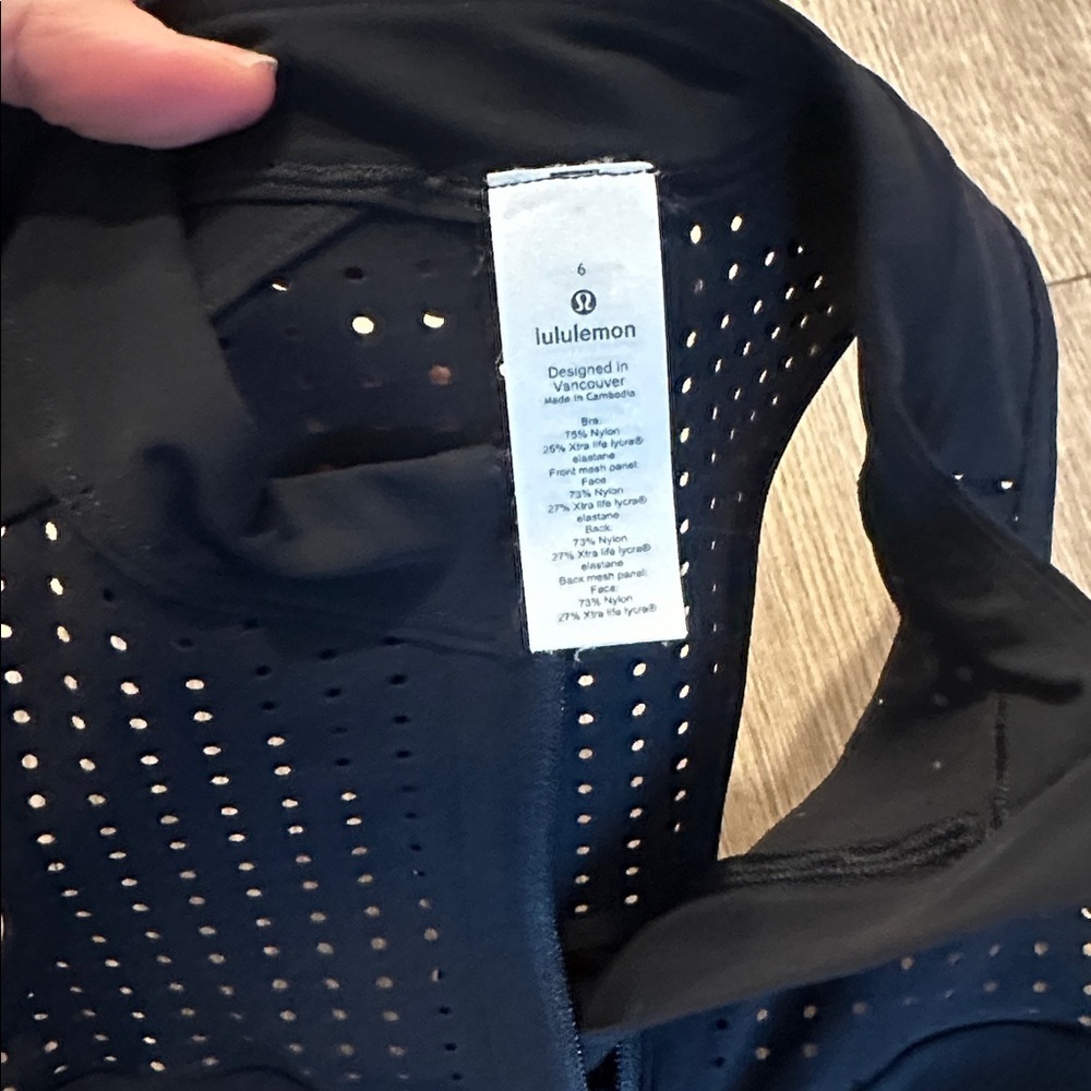 Lululemon Black Crop Top NWOT Size 6 - Picture 3 of 3